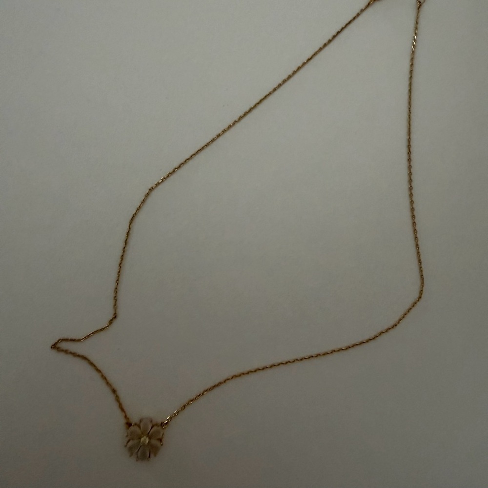 Elegant Gold Flower Pendant Necklace